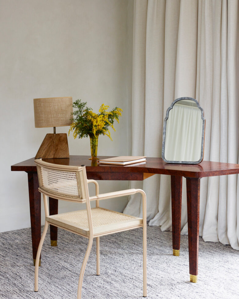 How to successfully incorporate vintage pieces and antiques in interior design schemes