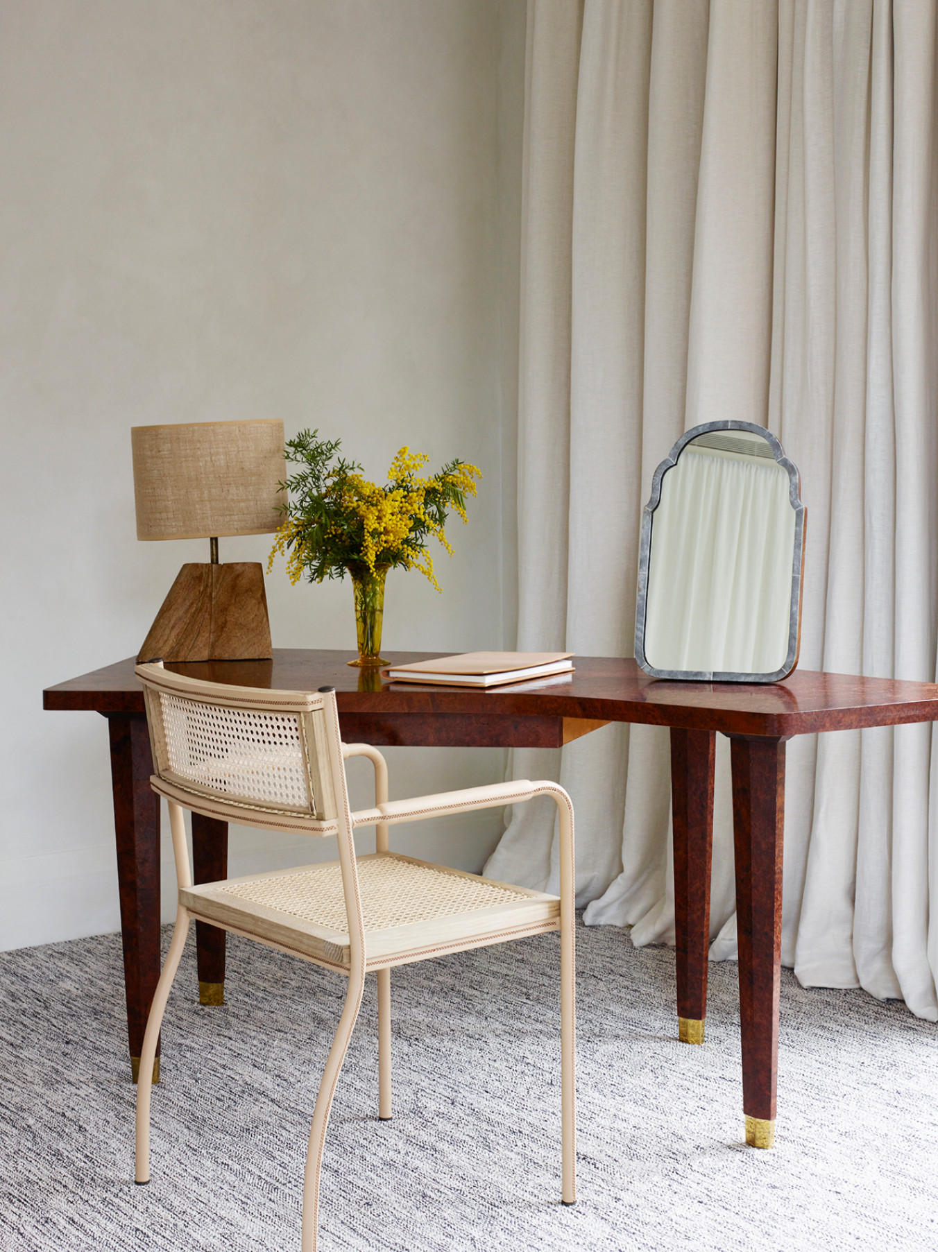 How to successfully incorporate vintage pieces and antiques in interior design schemes