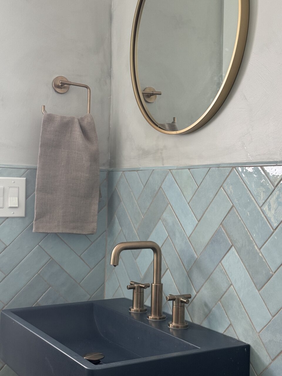 Bathroom Sink And Round Mirror