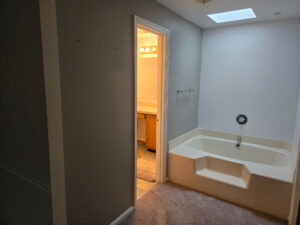 Garden tub sitting between the bathroom and closet